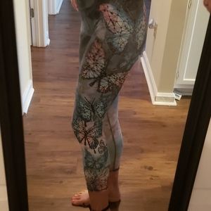 EVOLUTION & CREATION Capri Leggings